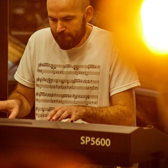 Миша за синтезатором: живой звук и внимательная игра